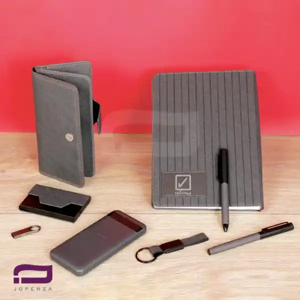 اقلام ست مدیریتی K9443 شامل سررسید وزیری، پاوربانک 10000mAh، فلش مموری 64GB، کیف پول چرم، ست خودکار و روان‌نویس، جاکارتی و جاسوئیچی چرم و فلز