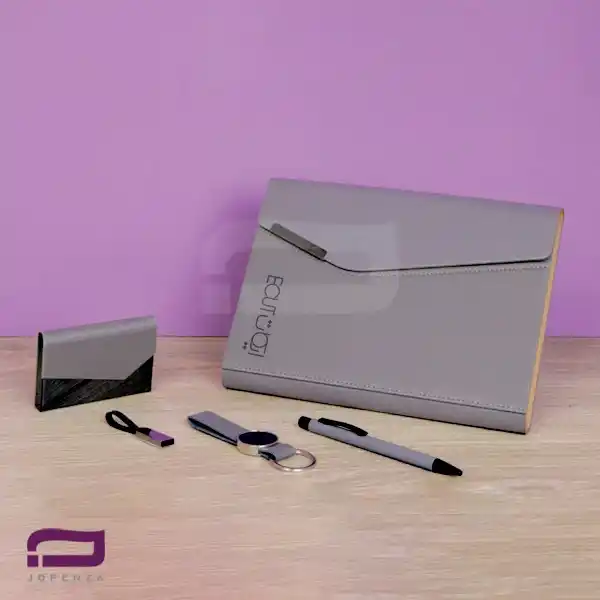 ست مدیریتی K9546 شامل سررسید وزیری، فلش مموری 64GB، خودکار فلزی، جاکارتی و جاسوئیچی چرم و فلز تم طوسی مشکی رنگ