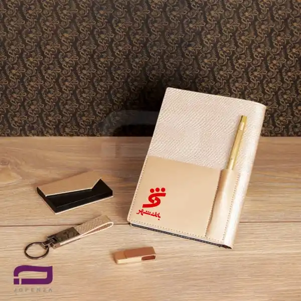 اقلام ست مدیریتی K9548 شامل سررسید رقعی، فلش مموری 64GB، خودکار فلزی، جاکارتی و جاسوئیچی چرم و فلز تم کرم مشکی
