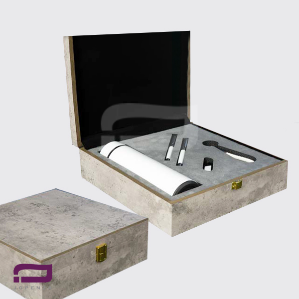 ست مدیریتی R226 شامل فلاسک، جاسوئیچی فلش ۳۲GB، خودکار، روان‌نویس در جعبه چوبی بزرگ با کاور پارچه‌ای و حک لوگو سازمانی