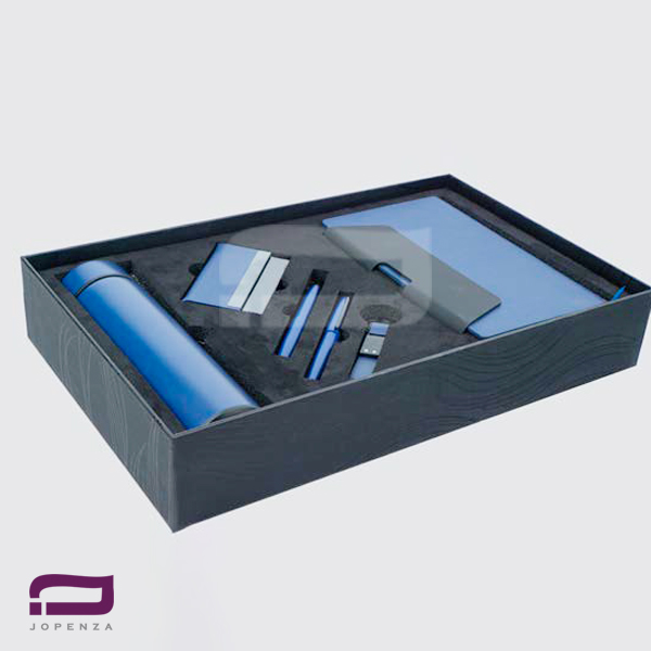 ست مدیریتی R120 شامل سررسید اروپایی، فلاسک، جاکارتی، جاسوئیچی، خودکار/روان‌نویس فلزی به رنگ آّبی کاربنی در جعبه بزرگ مشکی