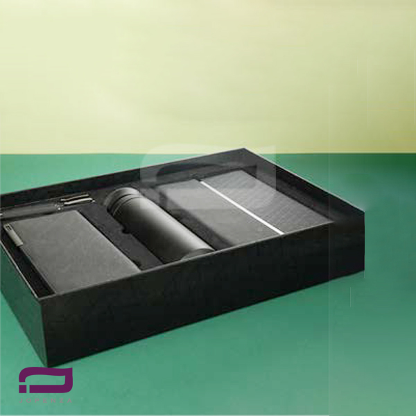 ست مدیریتی R127 شامل سررسید رقعی، کیف پول، خودکار و روان‌نویس، فلاسک دماسنج‌دار در هاردباکس مشکی با کاور پارچه‌ای
