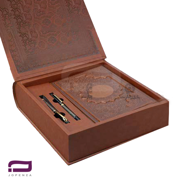 ست مدیریتی حافظ R402 شامل سررسید حافظ، دیوان حافظ ترمو برجسته، خودکار/روان‌نویس نفیس در جعبه ترمو با کاور پارچه‌ای و حک لوگو سازمانی