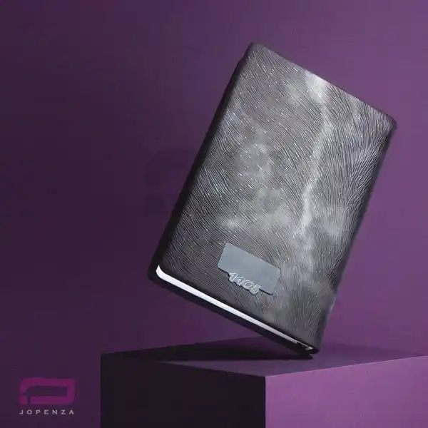 سررسید اروپایی چرم P902 با جلد مشکی، دارای صفحات روزانه و قابلیت چاپ لوگو با لیزر روی پلاک روی جلد
