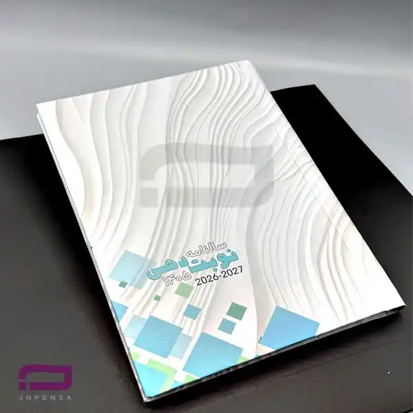 سالنامه رحلی پزشکی H9400 با قطع ۲۳*۲۳ و جلد سخت لبه گرد با طراحی اختصاصی سفید و آبی. دارای صحافی ته دوخت