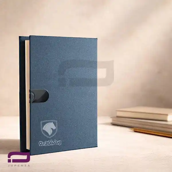 سالنامه رقعی دستیار کلاسوری P930 با جلد گالیگنور آبی سنگی و صحافی دوخت، صفحات روزانه کرم