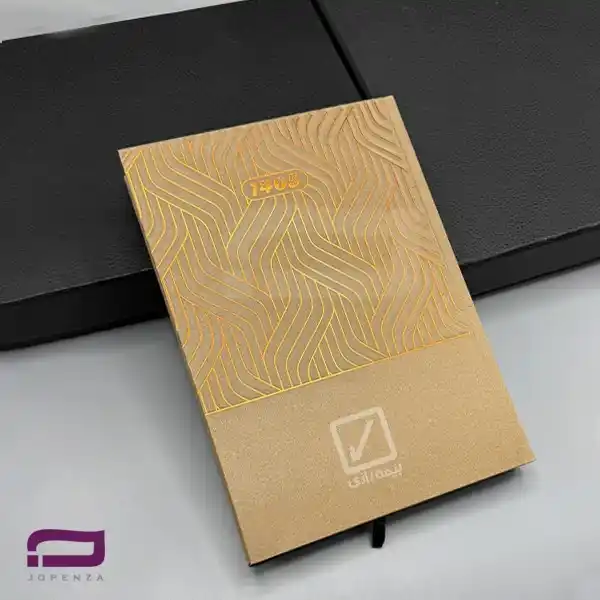 سالنامه وزیری کرافت P938 بژ تیره با طرح هندسی طلاکوب. صحافی ته دوخت، امکان چاپ طلاکوب لوگو روی جلد