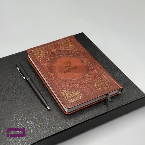 سالنامه پالتویی ترمو P952 با جلد ترمو وارداتی VIP در 2 رنگ. دارای صفحات روزانه تحریر سفید