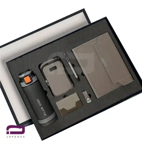 ست مدیریتی K9350 شامل سررسید وزیری، قمقمه، كيف دوشی فلاسک و قمقمه، فلش مموری 64GB، خودکار فلزی و جاکارتی چرم و فلز در هاردباکس صنعتی
