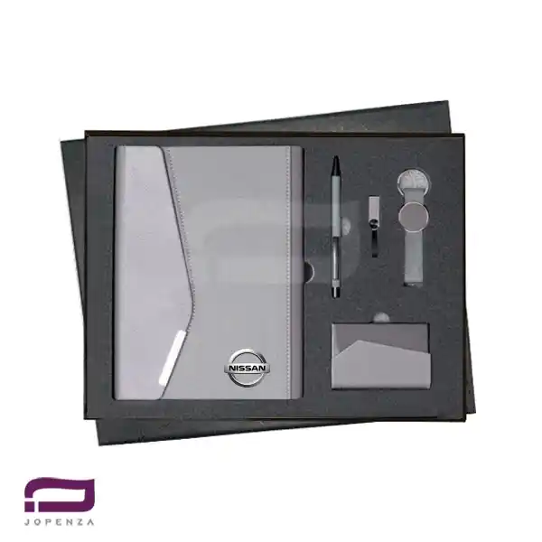 ست مدیریتی K9546 شامل سررسید وزیری، فلش مموری 64GB، خودکار فلزی، جاکارتی و جاسوئیچی چرم و فلز رنگ طوسی در هاردباکس صنعتی مشکی