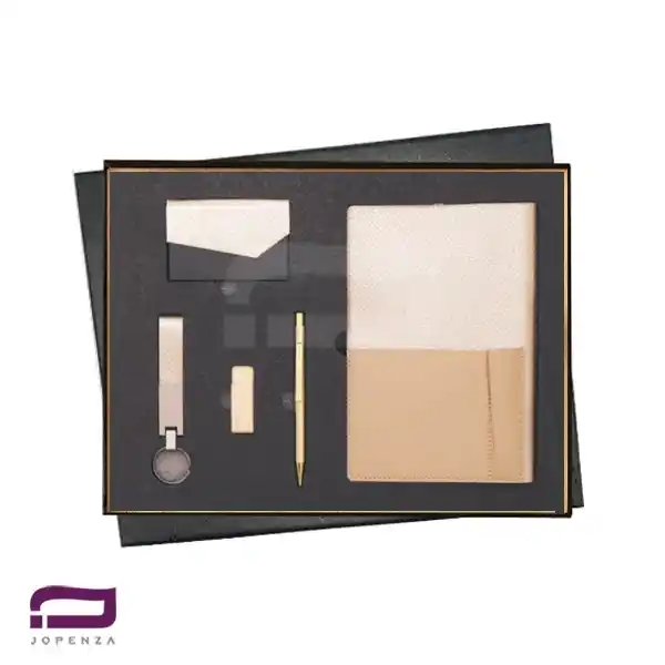 ست مدیریتی K9548 شامل سررسید رقعی، فلش مموری 64GB، خودکار فلزی، جاکارتی و جاسوئیچی چرم و فلز تم کرم مشکی در هاردباکس صنعتی