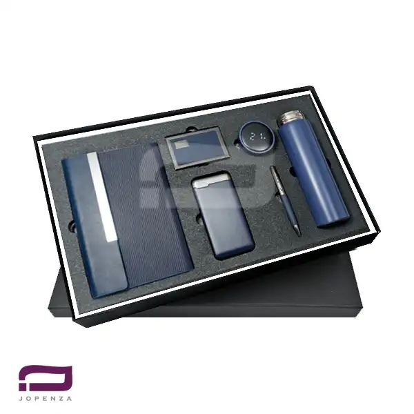 ست مدیریتی O9132 شامل سالنامه سه لت مگنتی اروپایی، پاور بانک 10.000mAh Remax، فلاسک درجه دار، جاکارتی خشابی و خودکار