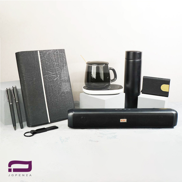 ست مدیریتی R126 شامل اسپیکر، سررسید وزیری، فلاسک دماسنج‌دار، لیوان هیتردار، جاکارتی، خودکار/روان‌نویس، جاسوئیچی