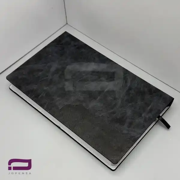 سررسید اروپایی دو تکه H9333 با جلد سخت و لبه‌گرد، صحافی ته دوخت و قابلیت چاپ لوگو با داغکوب روی جلد