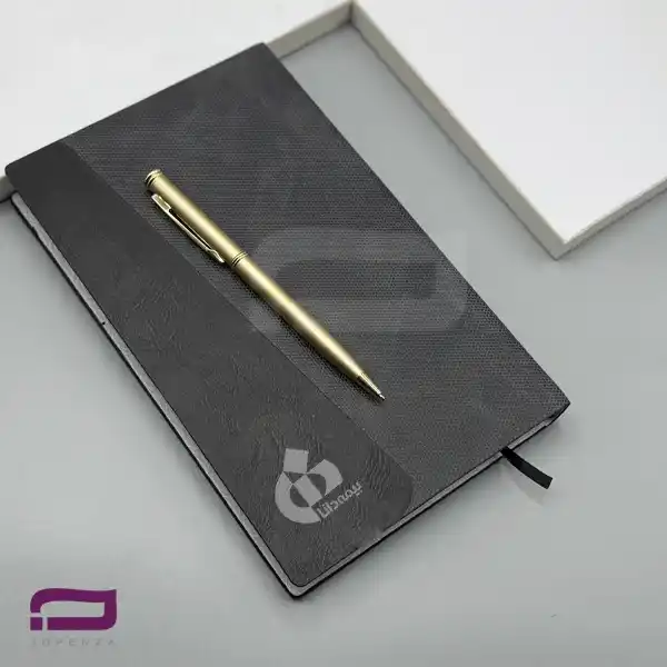 سررسید اروپایی دو تکه H9334 با جلد سخت و لبه‌گرد مشکی، صحافی ته دوخت و قابلیت چاپ لوگو با داغکوب روی جلد