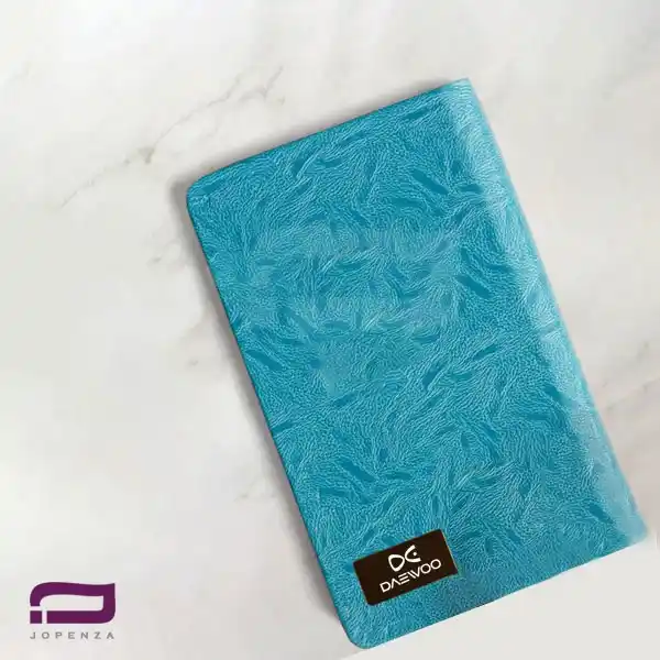 سررسید اروپایی پلاک دار H9328 با جلد سخت فیروزه‌ای رنگ. حکاکی لیزری لوگو روی پلاک سررسید، صحافی ته دوخت و امکان درج 2 - 4 - 8 - 16 صفحه رزومه شرکت در داخله