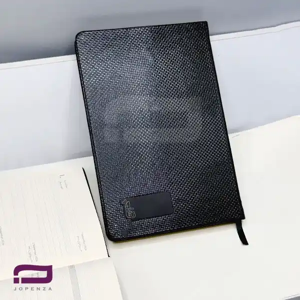 سررسید رقعی دستیار چرم P926 با جلد VIP مشکی و صفحات روزانه کرم رنگ. دارای صحافی دوخت و امکان چاپ لوگو با لیزر روی پلاک