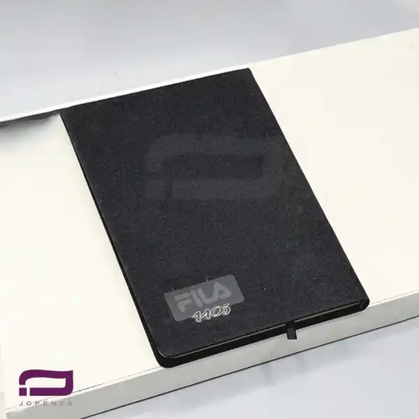 سررسید رقعی دستیار چرم P928 با جلد چرم VIP مشکی و صفحات روزانه کرم. دارای صحافی دوخت و امکان حک لوگو با لیزر روی پلاک