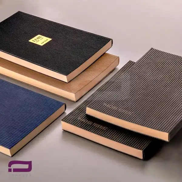 سررسید رقعی چرم هفتگی K9426 در 3 رنگ آبی، مشکی و طوسی با صفحات روز شمار تحریر کرم و امکان چاپ لوگو با روش داغکوب
