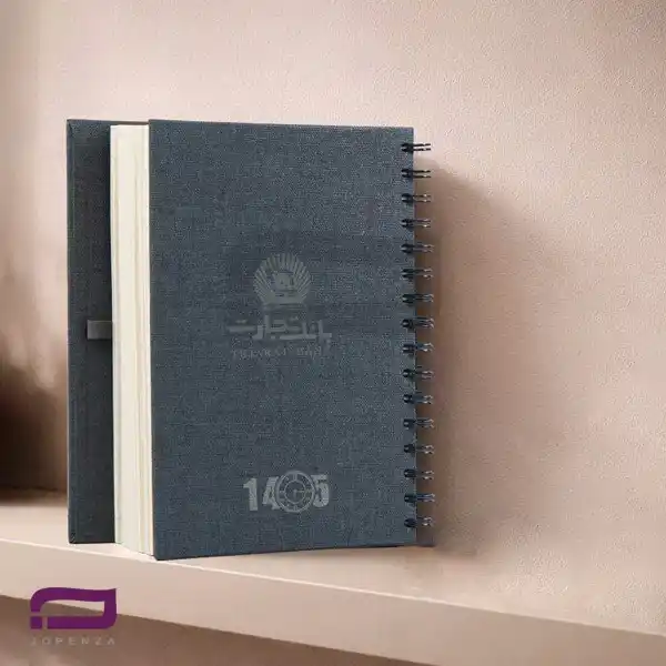 سررسید رقعی گالیگنور P923 طوسی تیره، صحافی فنر دوبل مشکی و حک لوگوی اختصاصی بانک تجارت