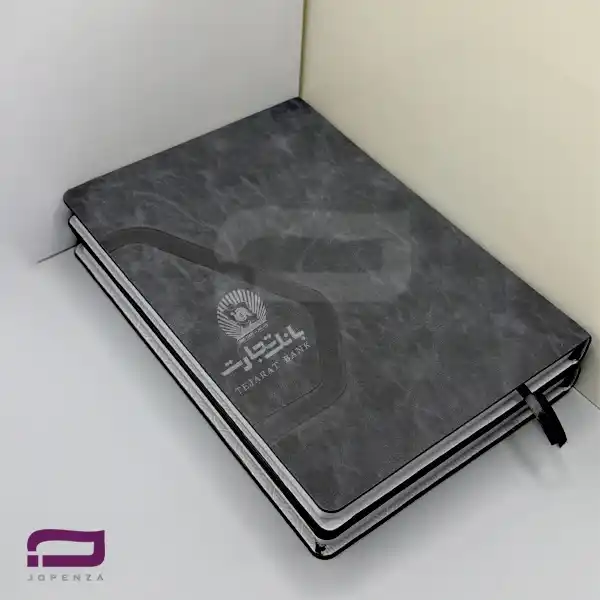سررسید وزیری جمعه مشترک دو تکه H9136 روزانه خاکستری - مشکی، کاغذ 70 گرم سفید، چاپ لوگو روی جلد با داغی/طلاکوب