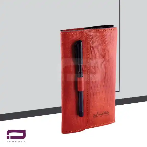 کیف یادداشت دار با خودکار H9401 جنس چرم قرمز با خودکار با یادداشت با کاغذ تحریر سفید 70 گرم، صحافی دوخت، نوع چاپ لوگو بر روی جلد کیف یادداشتی داغکوب