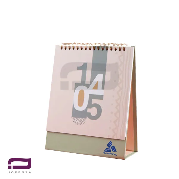 تقویم رومیزی سلفونی R1125R با طراحی گرافیکی صورتی ملایم و حک لوگوی پارس خودرو روی پایه با ابعاد 16*23 و صفحه 16*17 سانتی متر با صحافی فنری