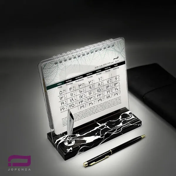 تقویم رومیزی پایه ام دی اف V410 ممبران ماه شمار، اندازه ۱۳/۸ * ۱۶/۳، صحافی فنر دوبل، کاغذ گلاسه ۲۰۰، با رنگ بندی طوسی، مشکی و حک لوگو اختصاصی لیزر روی پلاک