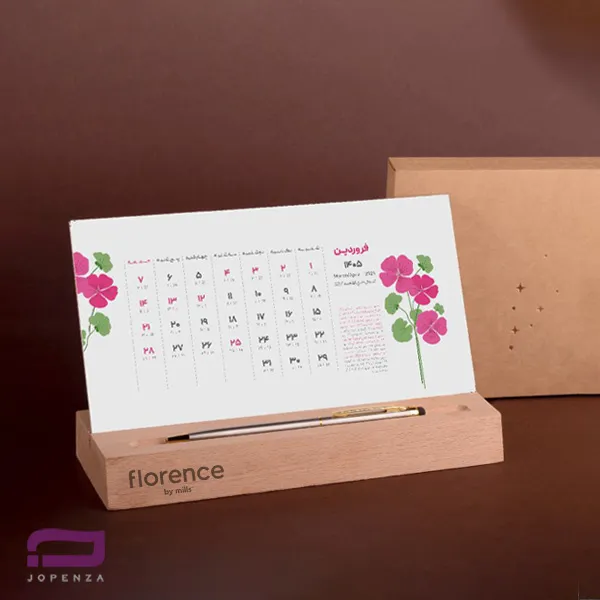 تقویم رومیزی پایه چوبی K9442 با خودکار و ابعاد 10.5*21 سانتی متر، جنس برگه کارتی 230 گرم، دارای فضای تبلیغات اختصاصی برای چاپ لوگو با لیزر روی پایه