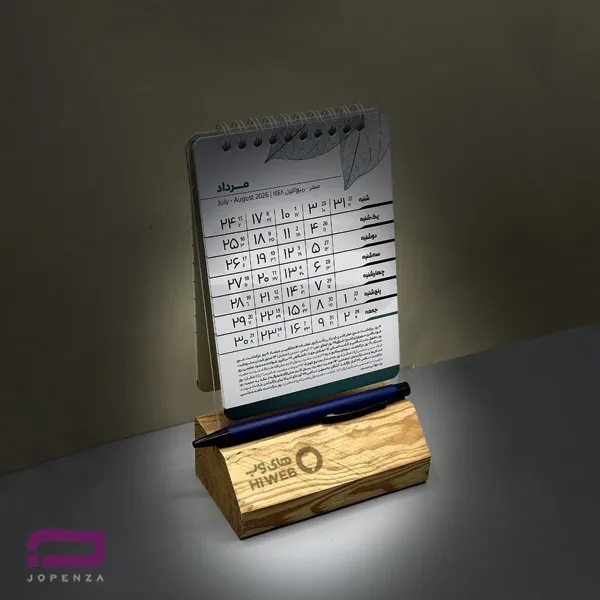 تقویم رومیزی چوب ترمو V405 ماه شمار، اندازه قطع: ۱۶ * ۱۱/۵، صحافی فنر دوبل، گلاسه ۲۰۰ گرم و حک لوگو اختصاصی لیزر روی پلاک و چاپ تصاویر کارفرما در برگه‌ها