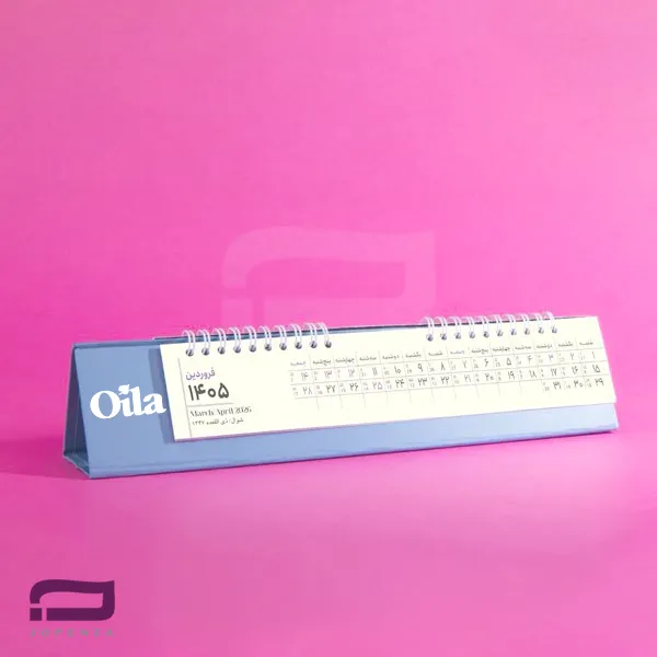 تقویم رومیزی کشیده R1132R با قطع کشیده افقی، پایه آبی روشن و حک لوگوی برند اویلا Oila